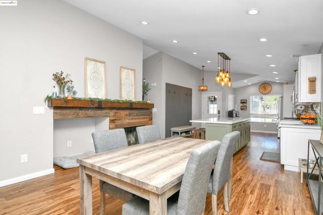 3061 Browning Ct, Brentwood CA: https://media.crmls.org/mediaz/0d965895-6438-4418-bdfd-c51a1cd5ff4f.jpg
