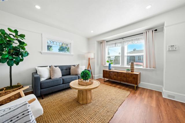 2539 Grande Vista Ave, Oakland CA: https://media.crmls.org/mediaz/0d96938b-bd58-458c-8bd5-f93ab1973717.jpg