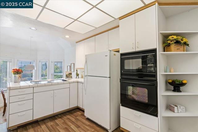 2323 Grosvenor Heights Ct, Livermore CA: https://media.crmls.org/mediaz/0d972690-fa62-438f-b067-74cb5b01cbef.jpg