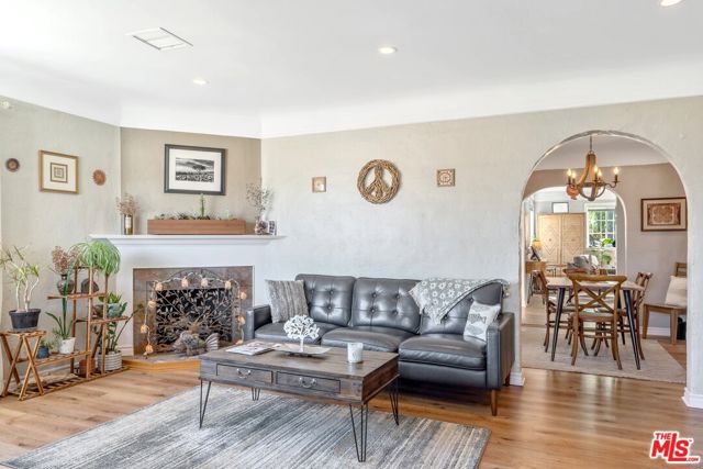 11316 Sunshine Terrace, Studio City CA: https://media.crmls.org/mediaz/0d974c10-70f8-4070-b5ea-f7f4b61b95e4.jpg