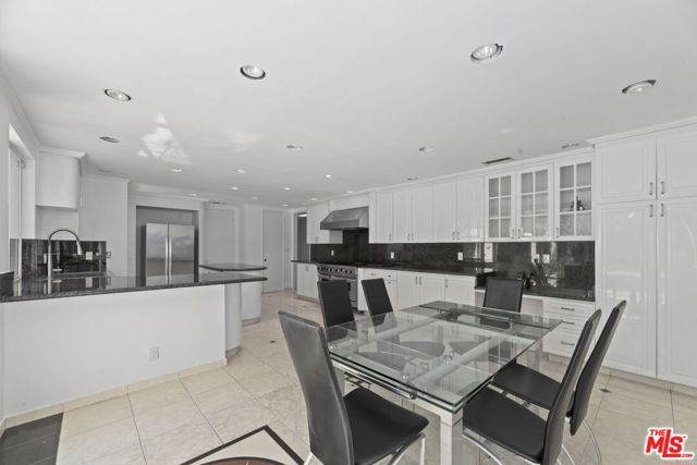1860 Loma Vista Drive, Beverly Hills CA: https://media.crmls.org/mediaz/0d97f6ee-c554-466d-8413-4df9a97f4b82.jpg