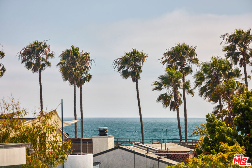 https://media.crmls.org/mediaz/0d98263c-d239-4730-a820-b436c5764a4f.jpg?preset=X-Large