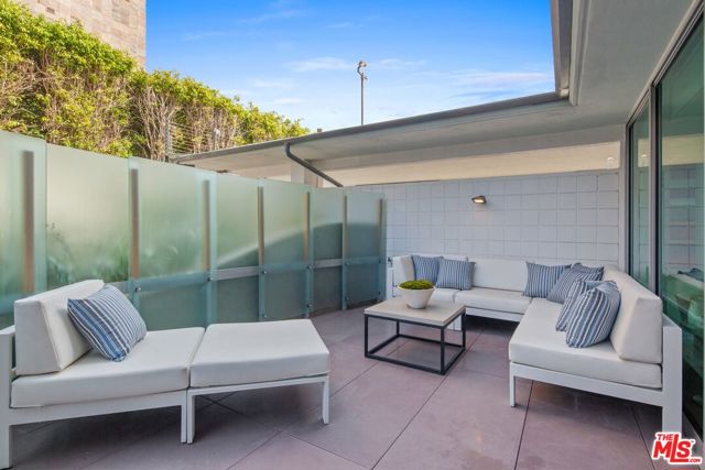 535 OCEAN Avenue, Santa Monica CA: https://media.crmls.org/mediaz/0d989fed-faea-4f03-8c7b-517fa7b7c6ab.jpg