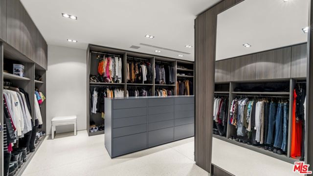 16032 VALLEY VISTA Boulevard, Encino CA: https://media.crmls.org/mediaz/0d99a4e3-128f-4475-b7e9-c31a66ccf800.jpg