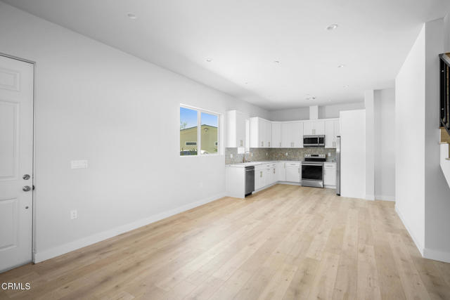 Detail Gallery Image 4 of 26 For 12323 Foxcroft Pl, Granada Hills,  CA 91344 - 3 Beds | 2/1 Baths