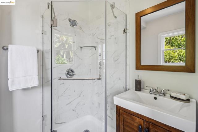 6051 MARGARIDO Dr, Oakland CA: https://media.crmls.org/mediaz/0d9cd2e6-6ede-4324-a508-5bca0e51190e.jpg