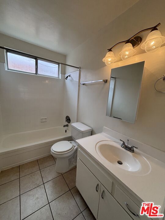 6015 10th Avenue, Los Angeles CA: https://media.crmls.org/mediaz/0d9e8ccd-2fe5-4845-819b-096d8a3af1d0.jpg