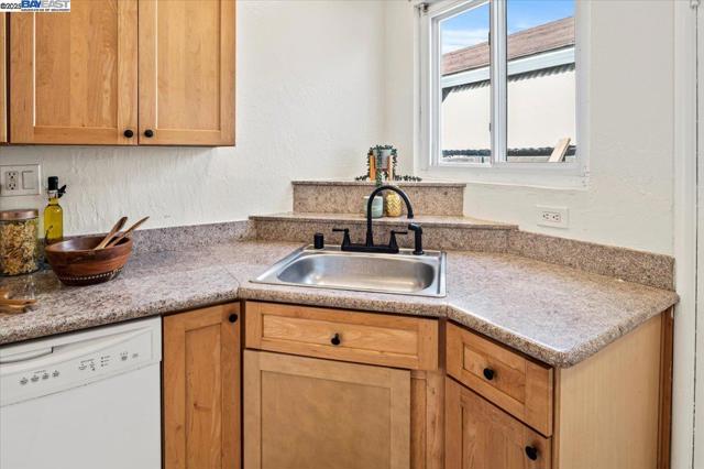 1042 Georgean St, Hayward CA: https://media.crmls.org/mediaz/0d9e9078-8905-4d5a-aaa1-ce48800ed466.jpg