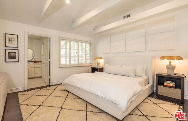 5840 Round Meadow Road, Hidden Hills CA: https://media.crmls.org/mediaz/0d9f13e3-fd53-4ff3-b977-0f88184ecf32.jpg