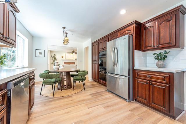 34233 Perry Glen Ter, Union City CA: https://media.crmls.org/mediaz/0d9f5ca0-812e-4e68-8499-9c0c3a260829.jpg