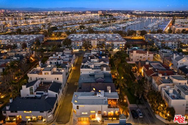 4616 Roma Court, Marina del Rey CA: https://media.crmls.org/mediaz/0da0a419-b901-479c-9fd6-69f01b89cc1a.jpg