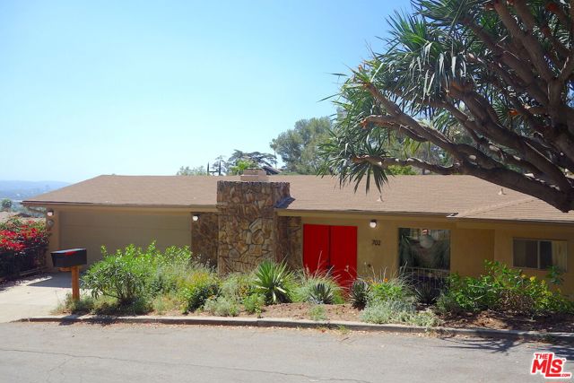 702 Cavanagh Road, Glendale CA: https://media.crmls.org/mediaz/0da0b23e-4c4c-4398-be33-f752ffcfaf5e.jpg