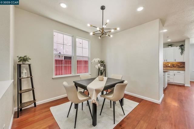 237 Dutra Vernaci Dr, Union City CA: https://media.crmls.org/mediaz/0da17135-ae09-49cd-b691-37522e0c67ec.jpg