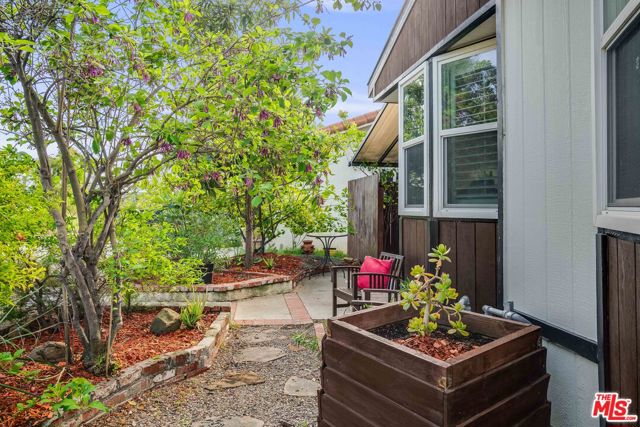 1165 Cherokee, Topanga CA: https://media.crmls.org/mediaz/0da1ba8b-5e39-41da-9090-2f2f1c7843d5.jpg