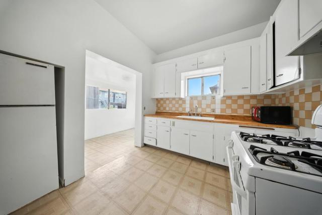 943 26th Street, Oakland CA: https://media.crmls.org/mediaz/0da1d699-b4dd-422e-a375-d9d443224396.jpg