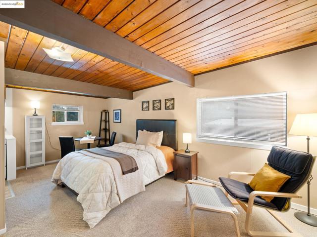 6866 Thornhill Dr, Oakland CA: https://media.crmls.org/mediaz/0da22842-d204-4928-95ac-e6293a39a869.jpg