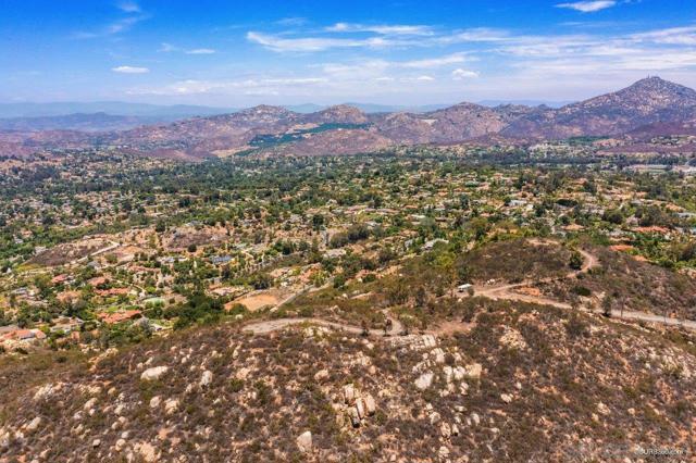 12526 SW BOULDER MT RD, Poway CA: https://media.crmls.org/mediaz/0da2ba8f-6f57-4435-9142-f81bfeb3d2bd.jpg