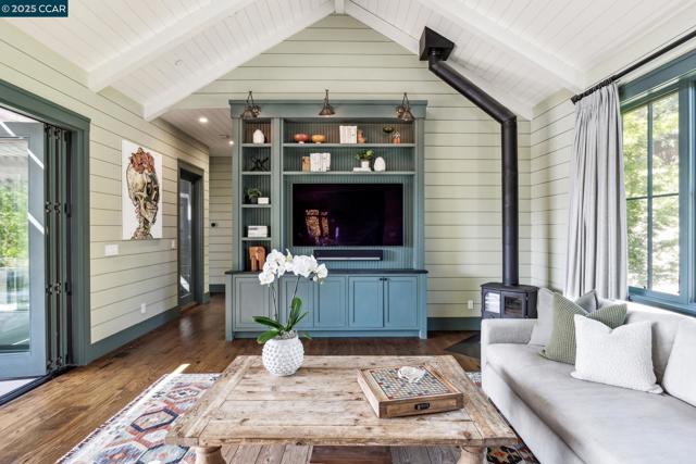 25 La Campana, Orinda CA: https://media.crmls.org/mediaz/0da2f4d6-f235-4c94-a8d8-740d11a361ff.jpg