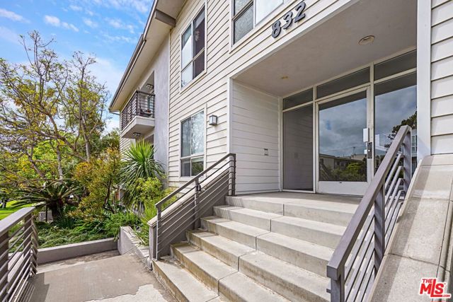 832 Euclid Street, Santa Monica CA: https://media.crmls.org/mediaz/0da30a82-e2da-4245-b814-e634ebee65b4.jpg