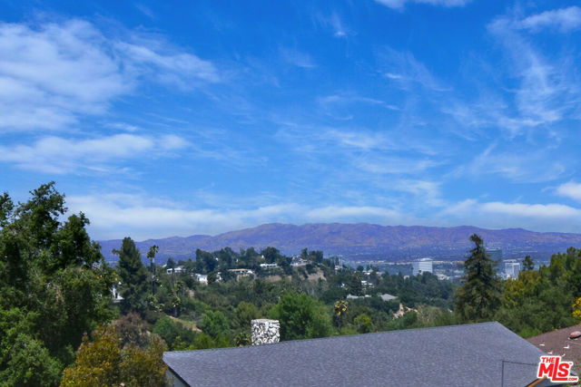 3539 Alana Drive, Sherman Oaks CA: https://media.crmls.org/mediaz/0da3a489-eed5-4af3-bdc1-d0db99fda4e3.jpg