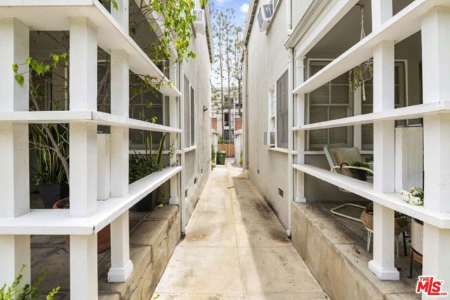 10366 Ashton Avenue, Los Angeles CA: https://media.crmls.org/mediaz/0da4c2dd-b6bb-45db-b566-a06fcfc05234.jpg