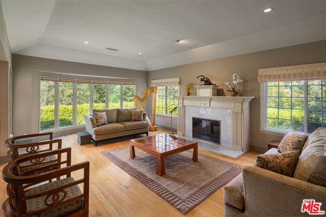 13477 Contour Drive, Sherman Oaks CA: https://media.crmls.org/mediaz/0da4d4c9-1610-4b9e-8cb9-2f98e8ef6dab.jpg