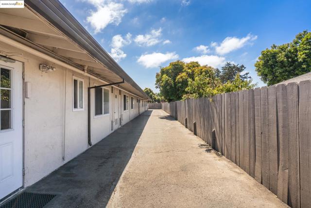18905 Standish Ave, Hayward CA: https://media.crmls.org/mediaz/0da51d4b-1185-4eb1-8b02-451f07ba96f4.jpg