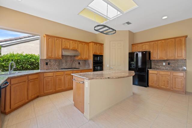 36411 Tallowood Drive, Palm Desert CA: https://media.crmls.org/mediaz/0da51e05-f283-4fd2-bf19-6b515a107de0.jpg