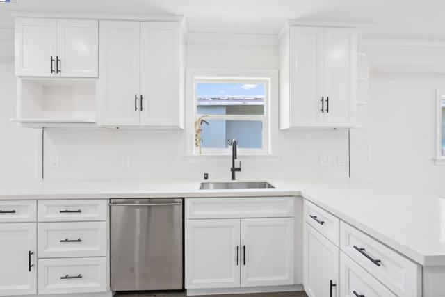 5542 Harvey Ave, Oakland CA: https://media.crmls.org/mediaz/0da6636c-2c04-42db-bd26-20bf41381f5a.jpg