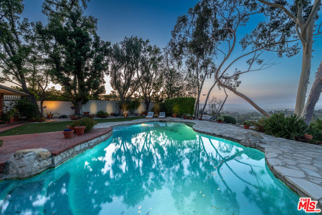 16331 Tudor Drive, Encino CA: https://media.crmls.org/mediaz/0da89268-27fc-427e-b755-c88b2b80a0a4.jpg