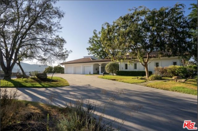 21965 Saddle Peak Road, Topanga CA: https://media.crmls.org/mediaz/0da94751-d730-4d52-8bb3-b341df87b1fe.jpg
