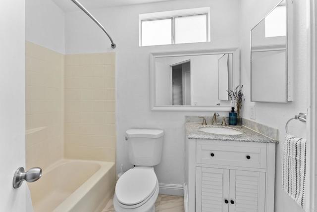 340 Isthmus Way, Oceanside CA: https://media.crmls.org/mediaz/0da9b19a-f514-48ca-9fd3-4269dc79167d.jpg