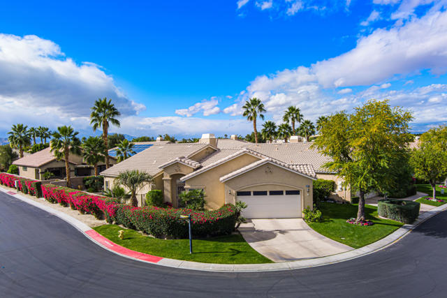 45595 Banff Springs Street, Indio CA: https://media.crmls.org/mediaz/0dab4f18-0b70-4c59-ba85-a34af74033c9.jpg