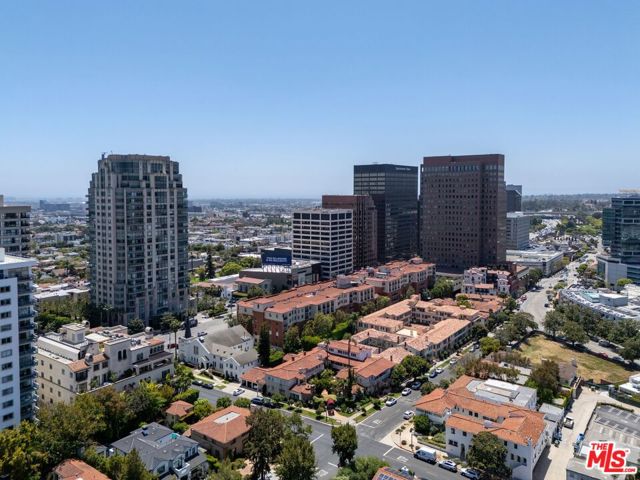 10795 Wilshire Boulevard, Los Angeles CA: https://media.crmls.org/mediaz/0dac6781-fd0f-4e82-ab15-e323baaea245.jpg