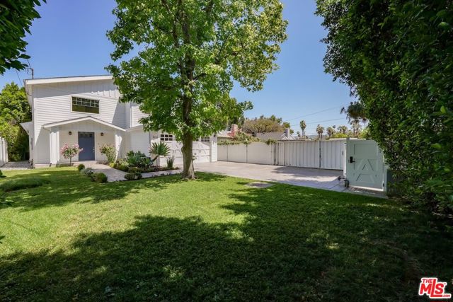 5114 Cedros Avenue, Sherman Oaks CA: https://media.crmls.org/mediaz/0dad1f04-a01b-48b9-a1dc-f22acd45946a.jpg
