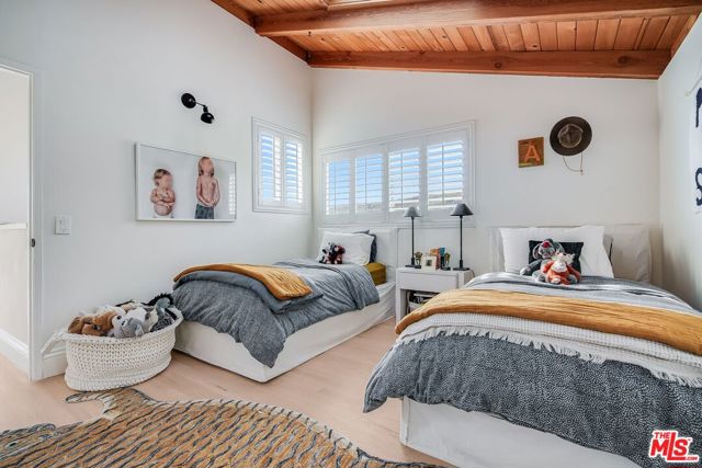 2880 Searidge Street, Malibu CA: https://media.crmls.org/mediaz/0daddfe6-d601-4e3c-937c-37594b57aec4.jpg