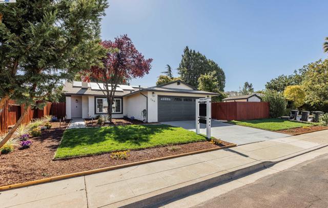 766 Joyce St, Livermore CA: https://media.crmls.org/mediaz/0dadf816-0008-4508-84ab-09093d64ad2c.jpg