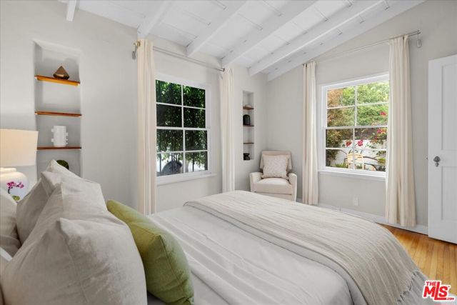 3074 Lake Hollywood Drive, Los Angeles CA: https://media.crmls.org/mediaz/0dafa53f-944a-409a-b77a-7226db7fc5e3.jpg