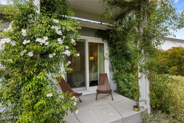 464 W Avenida De Las Flores, Thousand Oaks CA: https://media.crmls.org/mediaz/0db0e614-99c8-41d5-8cf1-45eaf124ffb6.jpg