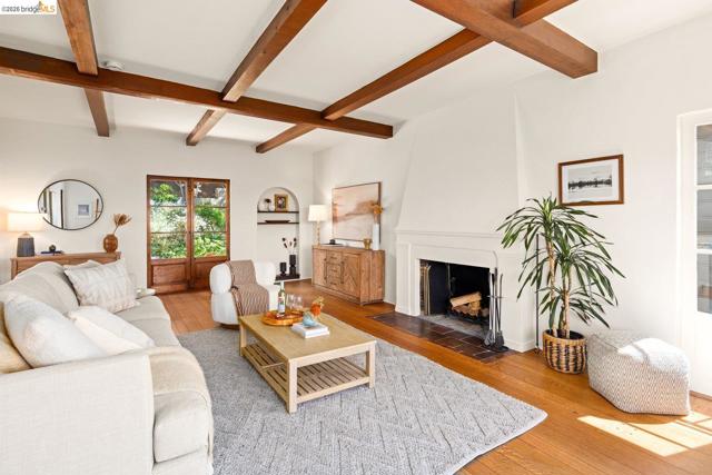 636 Euclid Ave, Berkeley CA: https://media.crmls.org/mediaz/0db13b92-2b4f-4ac4-8152-d15c637e0dff.jpg