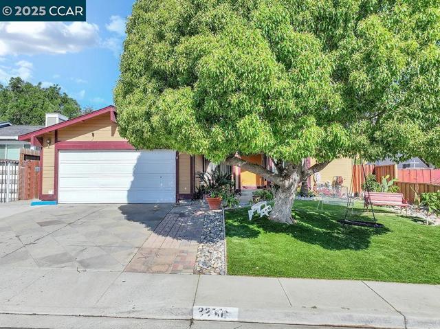 2256 CONCORD DR, Pittsburg CA: https://media.crmls.org/mediaz/0db1d8ce-4562-42cb-b9fe-4b2f7bf4b4d1.jpg