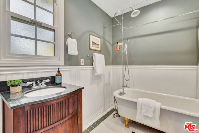 6001 Oakdale Avenue, Woodland Hills CA: https://media.crmls.org/mediaz/0db1e437-3a93-41e4-9070-71b4b626c08d.jpg
