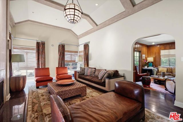 2515 N Commonwealth Avenue, Los Angeles CA: https://media.crmls.org/mediaz/0db24087-5d93-407b-a62b-7ffad1c996a7.jpg