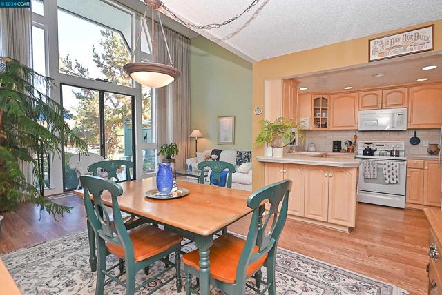 2748 Tice Creek Dr, Walnut Creek CA: https://media.crmls.org/mediaz/0db250e4-01b4-4c4e-b645-14f4f04fa6ff.jpg