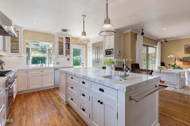 807 N Doheney Drive, Beverly Hills CA: https://media.crmls.org/mediaz/0db2ea12-c030-4038-b433-36ea3f1589a0.jpg