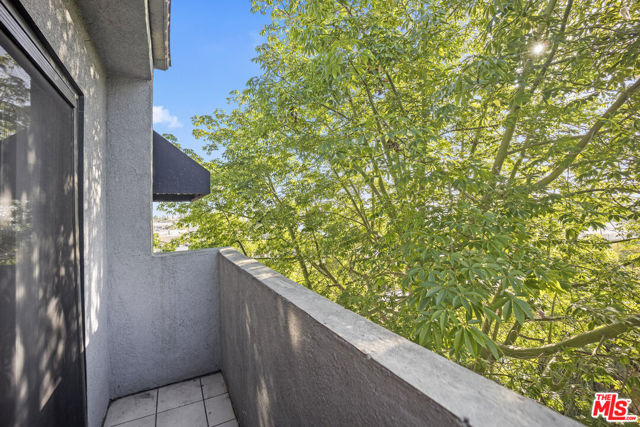412 Coronado Terrace, Los Angeles CA: https://media.crmls.org/mediaz/0db3a366-c1be-4ff8-b607-3ab5ea51ffe7.jpg