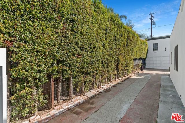 934 N La Jolla Avenue, West Hollywood CA: https://media.crmls.org/mediaz/0db53e6f-87e6-4557-b4dd-1fac6e2e384e.jpg