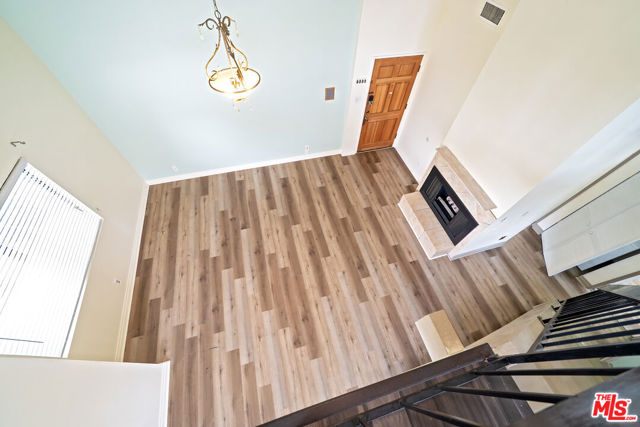 18433 Hatteras Street, Tarzana CA: https://media.crmls.org/mediaz/0db591f7-52cc-4f8c-8b56-ec0cd748cab0.jpg