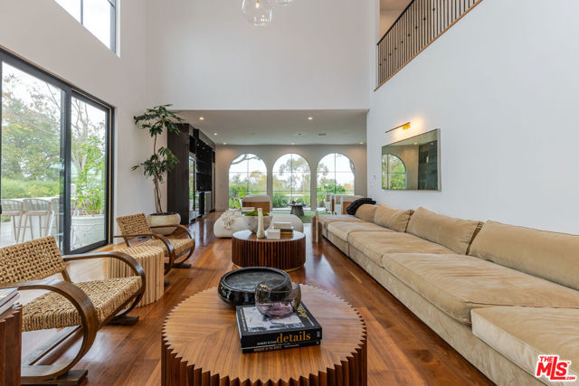 5192 Parkway Calabasas, Calabasas CA: https://media.crmls.org/mediaz/0db69833-3fa0-48b8-8a2e-eada74a0fa31.jpg