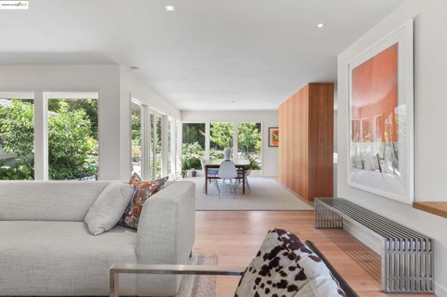 40 Westminster Dr, Oakland CA: https://media.crmls.org/mediaz/0db6e2cc-4672-41ac-9eba-c8209387f723.jpg